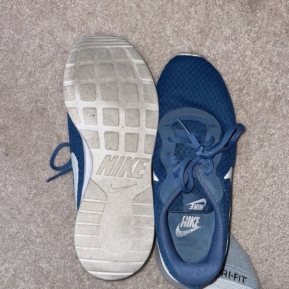 Women’s Nike Shoes - Picture 3 of 6